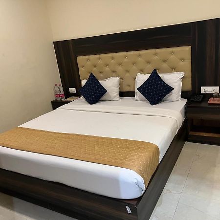Hotel Ivy Plaza Luxury New Delhi Exterior photo