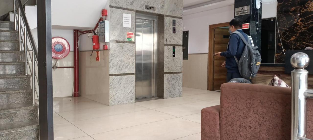 Hotel Ivy Plaza Luxury New Delhi Exterior photo