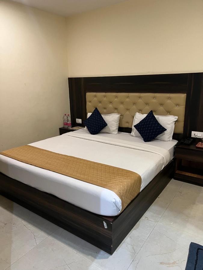 Hotel Ivy Plaza Luxury New Delhi Exterior photo