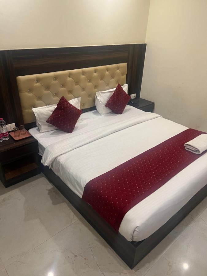 Hotel Ivy Plaza Luxury New Delhi Exterior photo