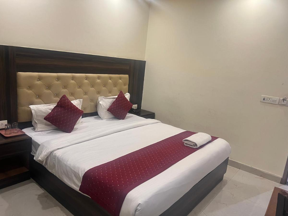 Hotel Ivy Plaza Luxury New Delhi Exterior photo