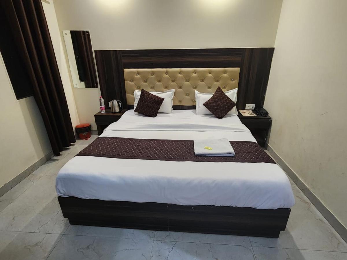 Hotel Ivy Plaza Luxury New Delhi Exterior photo