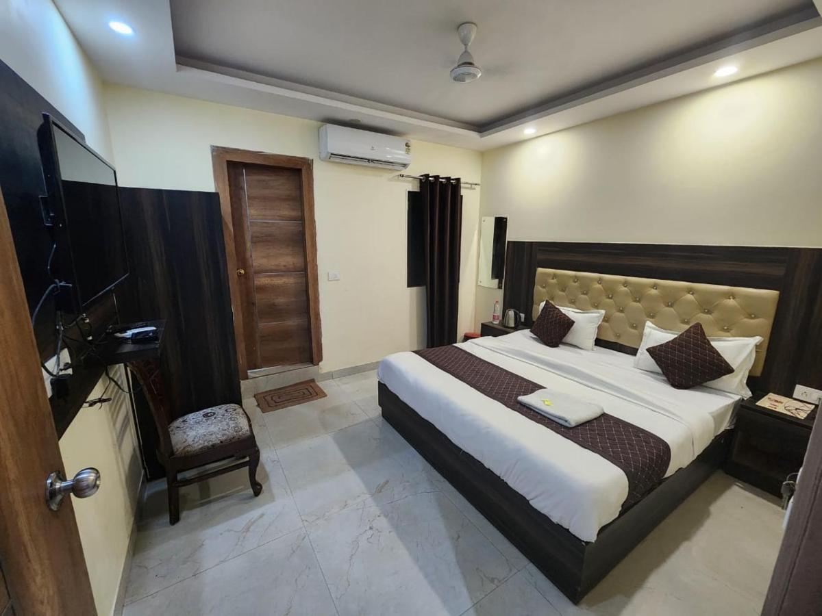 Hotel Ivy Plaza Luxury New Delhi Exterior photo