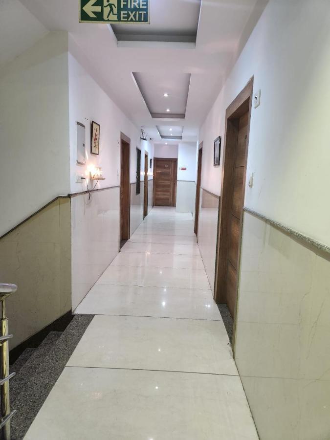 Hotel Ivy Plaza Luxury New Delhi Exterior photo