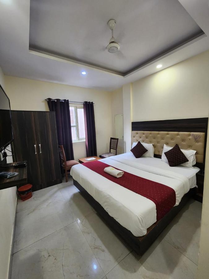 Hotel Ivy Plaza Luxury New Delhi Exterior photo